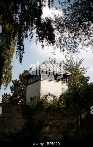 Un ex torre di guardia a bordo del composto presso il memoriale del campo di concentramento di Dachau in Germania Foto Stock