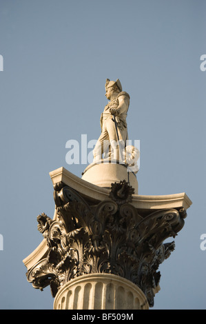 Statua di Nelson sulla parte superiore della colonna di Nelson, Trafalgar Square, Londra, Inghilterra Foto Stock
