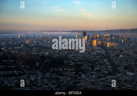 Vista di San Francisco di Twin Peaks, al tramonto, nebbia sopra la baia di San Francisco, California, Stati Uniti d'America Foto Stock