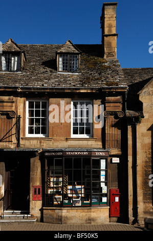 Ufficio postale in un negozio, una casa tipica per i Cotswolds, High Street, intorno al 1700, Chipping Campden, Gloucestershire, Inghilterra, Foto Stock