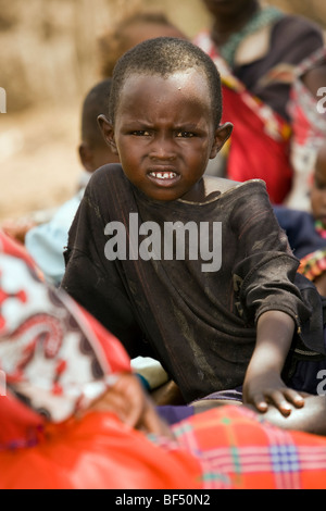 Maasai Bambino - Maasai Village vicino alla Riserva Nazionale di Masai Mara, Kenya Foto Stock