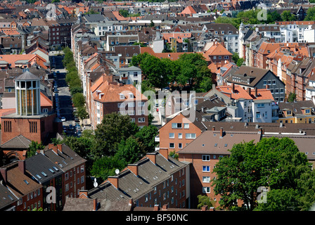 Vista sui tetti di Kiel, appartamento edificio a blocco con il quartiere Damperhof, Schleswig-Holstein, Germania, Europa Foto Stock