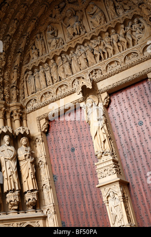 Vista in dettaglio di incisioni sul gotico della Cattedrale di St Etienne a Metz nella regione della Lorena della Francia Foto Stock