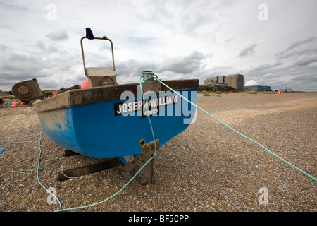 Barche di pescatori sulla spiaggia di fronte a Sizewell Centrale Nucleare in Suffolk Foto Stock