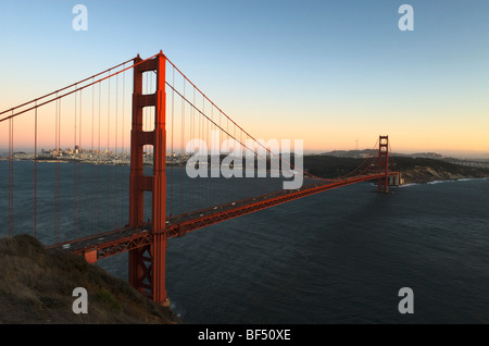 Il Ponte Golden Gate e la baia di San Francisco, al tramonto, San Francisco, California, Stati Uniti d'America Foto Stock