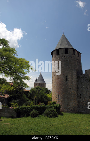 Torri dentro la città medievale di Carcassonne Aude Francia Foto Stock