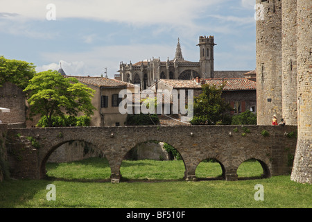 Il ponte per la fortezza e la Basilica di Saint Nazaire Celse dentro la città medievale di Carcassonne Aude Francia Foto Stock