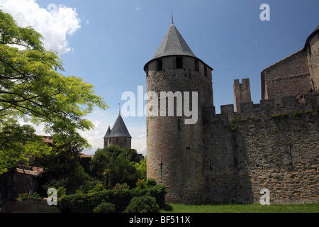 Torri dentro la città medievale di Carcassonne Aude Francia Foto Stock