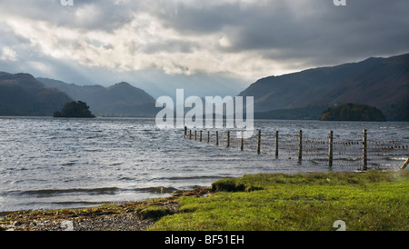 Nuvole sopra di raccolta Derwentwater. Foto scattata da vicino a frate la rupe, Keswick. Foto Stock