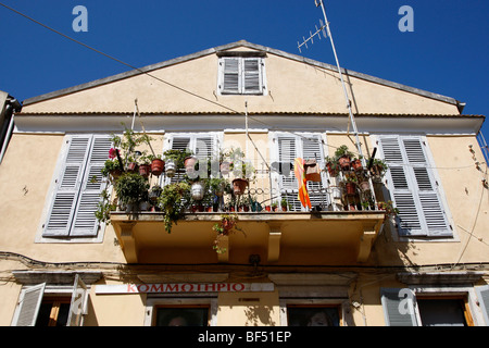 Balcone su una casa a Corfù sull'isola di Corfu, Grecia, Europa Foto Stock