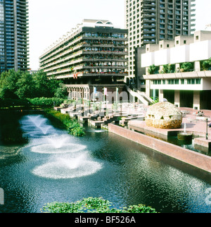 Una vista al di sopra del Barbican Art Center complessi e terrazza sul lago fontana di acqua durante il periodo estivo West Coast mostra a Londra England Regno Unito KATHY DEWITT Foto Stock