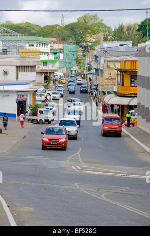 Del traffico su una strada nel centro di un piccolo South Pacific Island capitale. Foto Stock