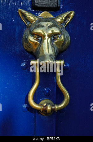 Testa del lupo come un respingente di ottone su una porta, Church Street, Chipping Campden, Gloucestershire, England, Regno Unito, Europa Foto Stock