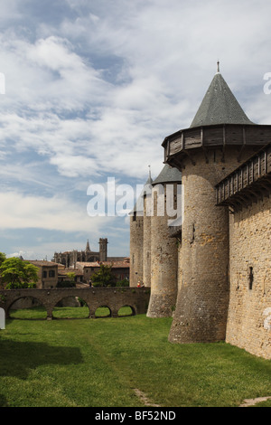 La fortezza e la Basilica di Saint Nazaire Celse dentro la città medievale di Carcassonne Aude Francia Foto Stock