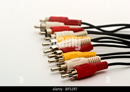 Fila di rosso, bianco e giallo connettori audio attaccato ai fili Foto Stock