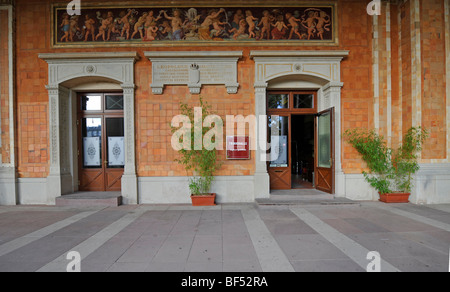 Aprire un foyer con pitture murali, pompa Trinkhalle hall, Baden-Baden, ala est, Baden-Wuerttemberg, Germania, Europa Foto Stock