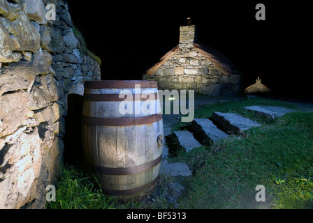 La Fiducia Garenin tradizionale Blackhouse scozzese di notte per il Isle of Harris Western Isles Ebridi Esterne della Scozia UK GB BRI Foto Stock