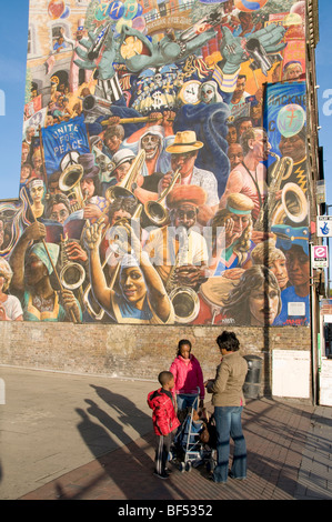 AFRO-Caraibi Famiglia da una comunità murale di Hackney London Inghilterra England Foto Stock