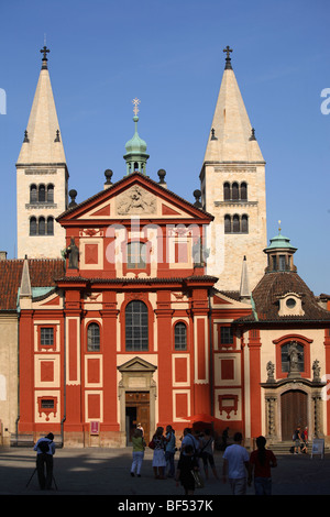 Basilica di San Giorgio nel quartiere di Hradcany, Praga, Repubblica Ceca Foto Stock