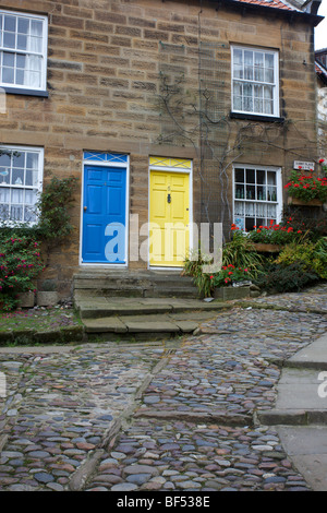 2 casolari tradizionali in Robin cappe Bay, North Yorkshire, Regno Unito Foto Stock