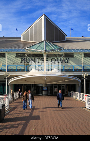 Il Footbridge ingresso al Princes Quay Shopping Complex di Kingston upon Hull, East Yorkshire, Inghilterra, Regno Unito. Foto Stock