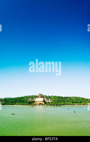Vista sul Lago Kunming verso la longevità Hill, il Summer Palace, Pechino, Cina Foto Stock