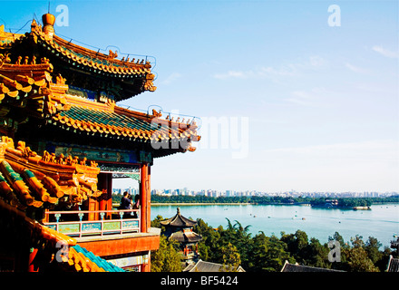 Passeggiando attraverso uno scorrimento immagine, Palazzo Estivo, Pechino, Cina Foto Stock