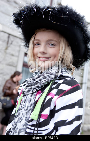 Elegante giovane bella ragazza vestita con il cappello da cowboy in Creetown Festival della Musica Country Foto Stock