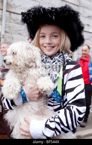 Elegante giovane bella ragazza vestita con il cappello da cowboy e cane a Creetown Festival della Musica Country Foto Stock