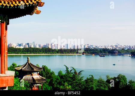 Vista da passeggiando attraverso una foto scorrere verso il Lago Kunming, Palazzo Estivo, Pechino, Cina Foto Stock