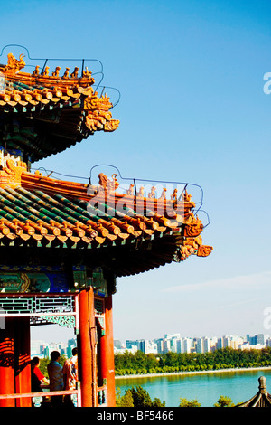 Il padiglione vetrato di piastrelle di passeggiare attraverso uno scorrimento immagine, Palazzo Estivo, Pechino, Cina Foto Stock