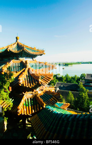 Il padiglione vetrato di piastrelle di passeggiare attraverso uno scorrimento immagine, Palazzo Estivo, Pechino, Cina Foto Stock