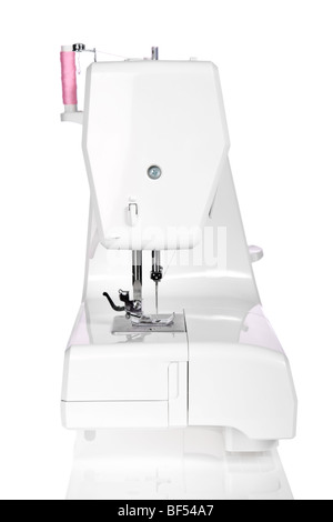 Elettrica moderna macchina da cucire isolati su sfondo bianco Foto Stock