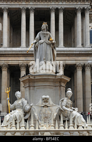 Statua della regina Anna, 1665-1714, nella parte anteriore della Cattedrale di San Paolo, San Paolo sagrato, London, England, Regno Unito, Euro Foto Stock