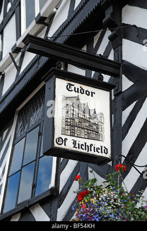 Vecchio pub segno, Tudor di Lichfield, su un mezzo in legno in stile Tudor House, alesaggio Street, Lichfield, Staffordshire, England, Regno Foto Stock