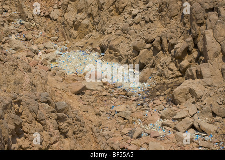 Discarica illegale di bottiglie di plastica dietro località turistica nel deserto del Sinai, Egitto Foto Stock