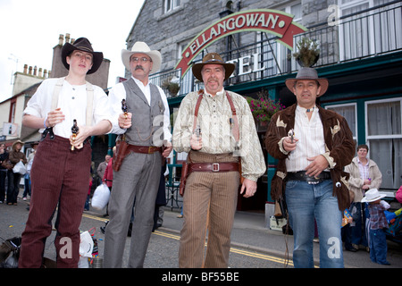 Creetown Festival della Musica Country, cowboy competere nel disegnare più veloce della concorrenza Foto Stock