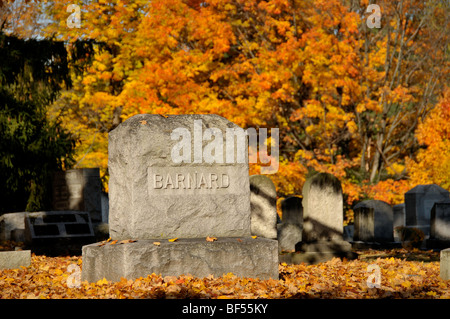 Scene autunnali nel cimitero. Foto Stock