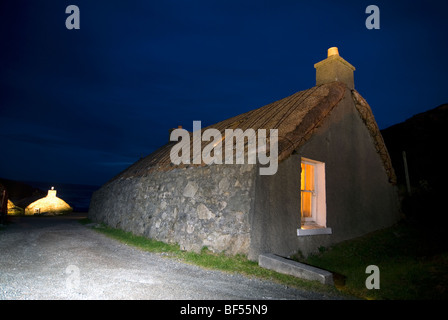 La Fiducia Garenin tradizionale Blackhouse scozzese di notte per il Isle of Harris Western Isles Ebridi Esterne della Scozia UK GB BRI Foto Stock