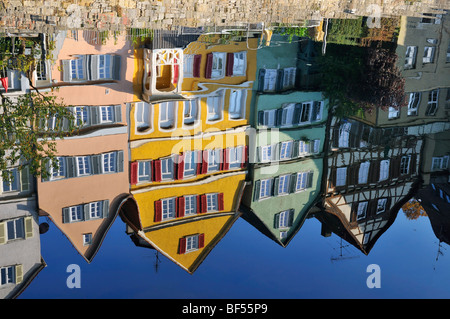 Le case colorate città vecchia sul Neckar waterside riflessa nel fiume Neckar, Tuebingen, Baden-Wuerttemberg, Germania, Eur Foto Stock