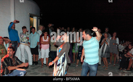 Grecia CICLADI sikinos dancing a Greek Wedding Foto Stock