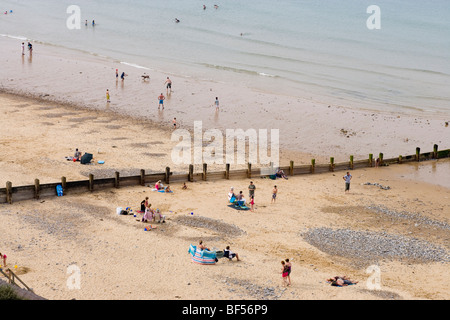 Cromer Beach con i turisti. Marea di andare fuori. Agosto. Norfolk. Regno Unito Foto Stock