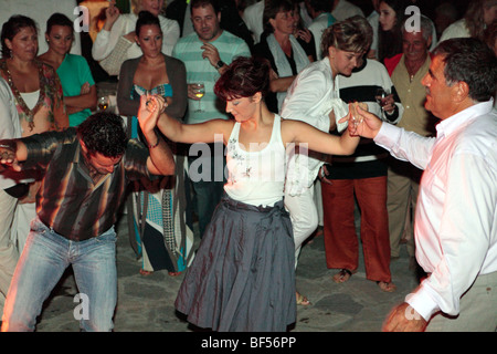 Grecia CICLADI sikinos dancing a Greek Wedding Foto Stock