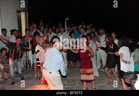 Grecia CICLADI sikinos dancing a Greek Wedding Foto Stock