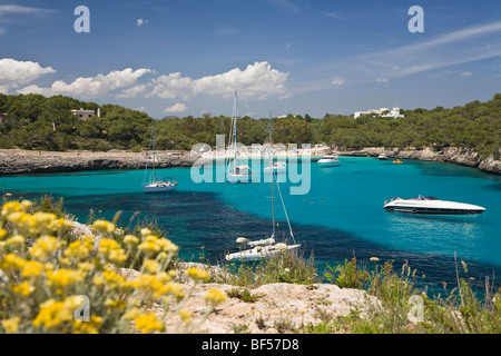 Barche a vela di lusso in Cala Mondragó Bay, la spiaggia di Caló d'en Garrot, parco naturale di Mondragó, Mallorca, Maiorca, Baleari Islan Foto Stock