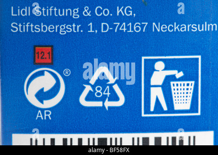 I simboli di riciclaggio etichetta su una scatola di cartone alimentare nel Regno Unito Foto Stock