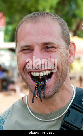 Tourist mangiare un fritto tarantola in Skuon, Cambogia Foto Stock