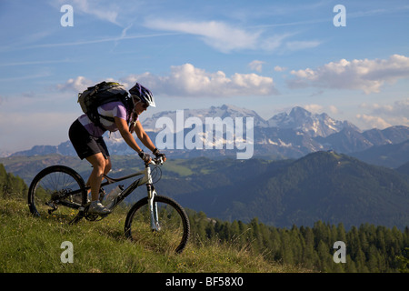 Mountain bike rider su single trail a mt. kreuzkofel, nel retro mt. Marmolada, naturpark FANES-SENNES-BRAIES, trentino, sud Foto Stock