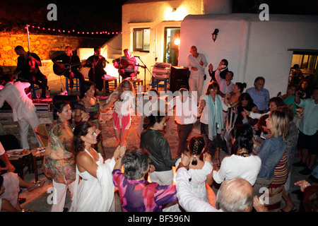 Grecia CICLADI sikinos dancing a Greek Wedding Foto Stock