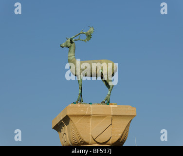 Il bronzo stag Elafós all'ingresso del porto di Mandraki, Rodi, Rodi, Grecia, Europa Foto Stock